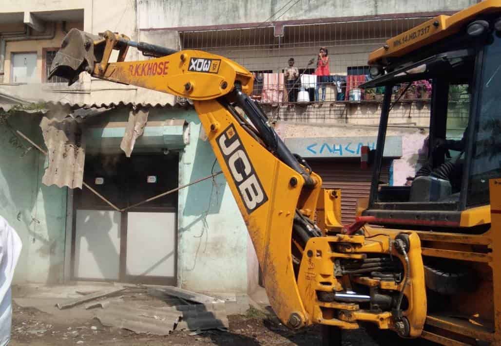 वडमुखवाडी रेड झोन बाधित क्षेत्रातील अनधिकृत बांधकामांवर महापालिकेचा हातोडा...