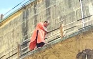 मनसेच्या महिला शहराध्यक्षा आश्विनी बांगर यांचे दिवसाआड पाणीपुरवठ्याविरोधात शोले स्टाईल आंदोलन....