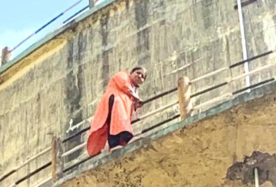 मनसेच्या महिला शहराध्यक्षा आश्विनी बांगर यांचे दिवसाआड पाणीपुरवठ्याविरोधात शोले स्टाईल आंदोलन....
