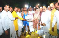 महाराष्ट्र केसरी निवड चाचणी स्पर्धेत आ. महेश लांडगेंच्या हस्ते पै. चेतन कलापुरे यांना उत्कृष्ठ खेळाडू पुरस्कार...