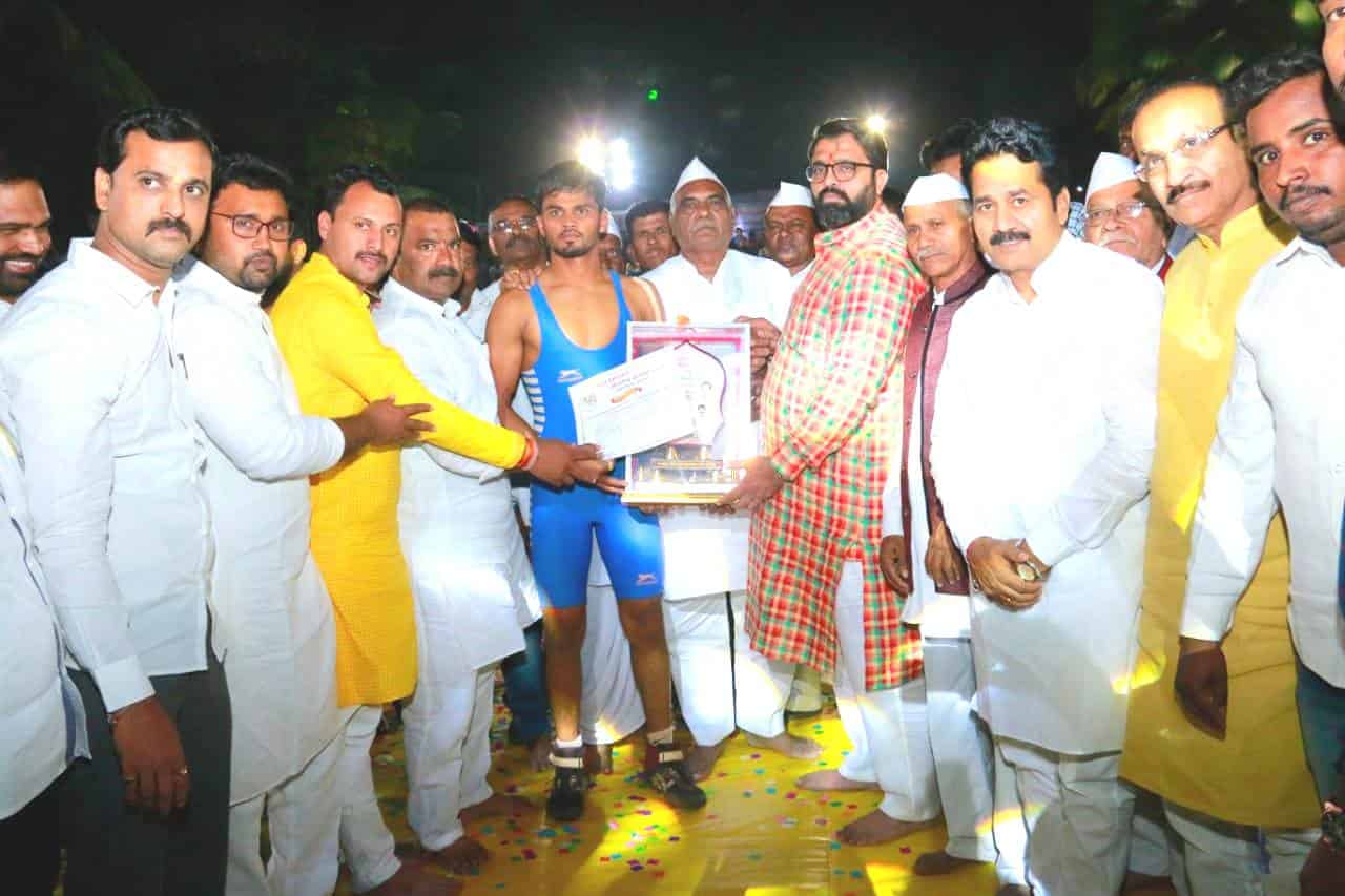 महाराष्ट्र केसरी निवड चाचणी स्पर्धेत आ. महेश लांडगेंच्या हस्ते पै. चेतन कलापुरे यांना उत्कृष्ठ खेळाडू पुरस्कार...