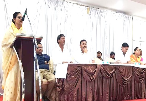 पाणी व विजेच्या प्रश्नांवर सोसायट्यांचे पदाधिकारी, महापालिका अधिकाऱ्यांमध्ये महापौरांनी घडवला सुसंवाद...
