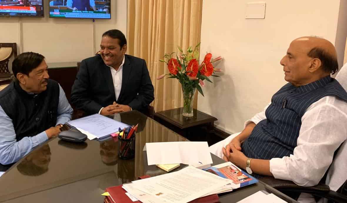 रेडझोनचा प्रश्न मार्गी लावण्यासाठी धोरणात्मक निर्णय घेऊ, संरक्षण मंत्र्यांचे खासदार बारणे यांना आश्वासन...