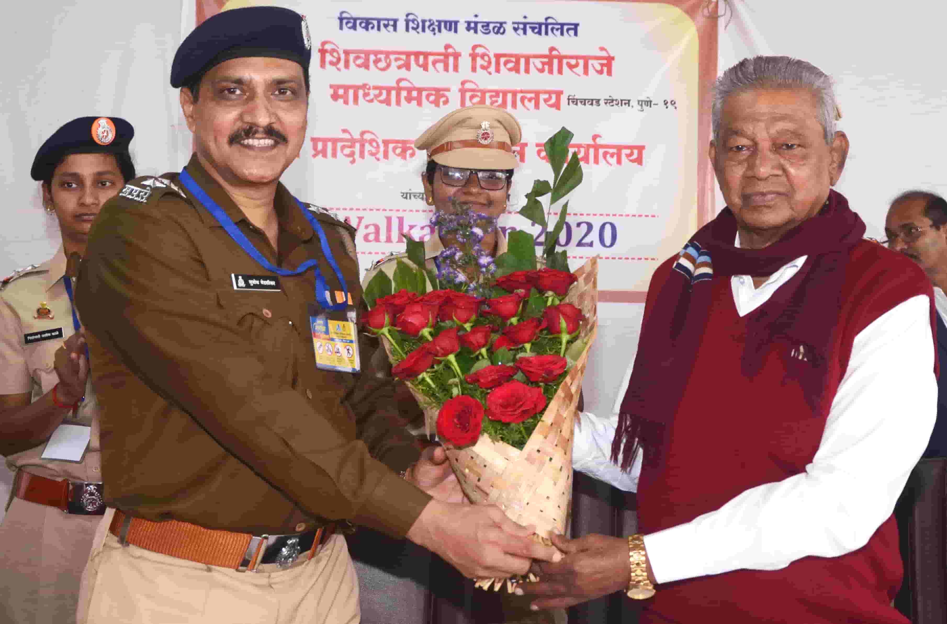 रस्त्याने चालताना विद्यार्थी व पालकांनी सावधगिरी बाळगणे अत्यंत आवश्यक - आनंद पाटील....