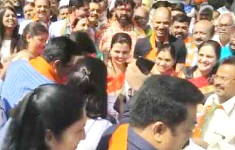 पिंपरीत भाजपकडून शिवसेना नेते संजय राऊतांवर चपलांचा वर्षाव...