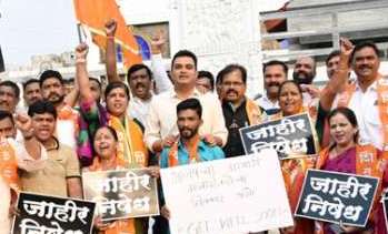 'आज के शिवाजी नरेंद्र मोदी' या पुस्तकाविरोधात शहर शिवसेनेचे पिंपरीत आंदोलन...