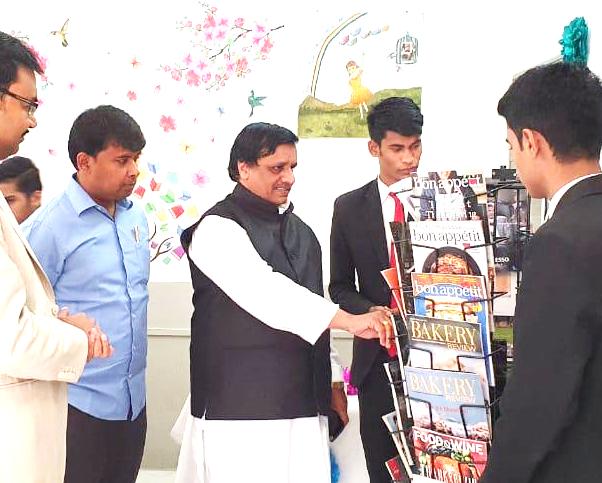 समाजातील जातीयता संपविण्यासाठी प्रत्येकाने प्रेम करा - गझलकार प्रदीप निफाडकर...