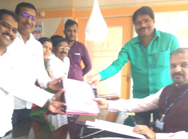 चिखलीतील गणेश सोसायटीतील ते अतिक्रमण हटविण्यासाठी स्थानिक नगरसेवकांनी घेतली आयुक्तांची भेट...