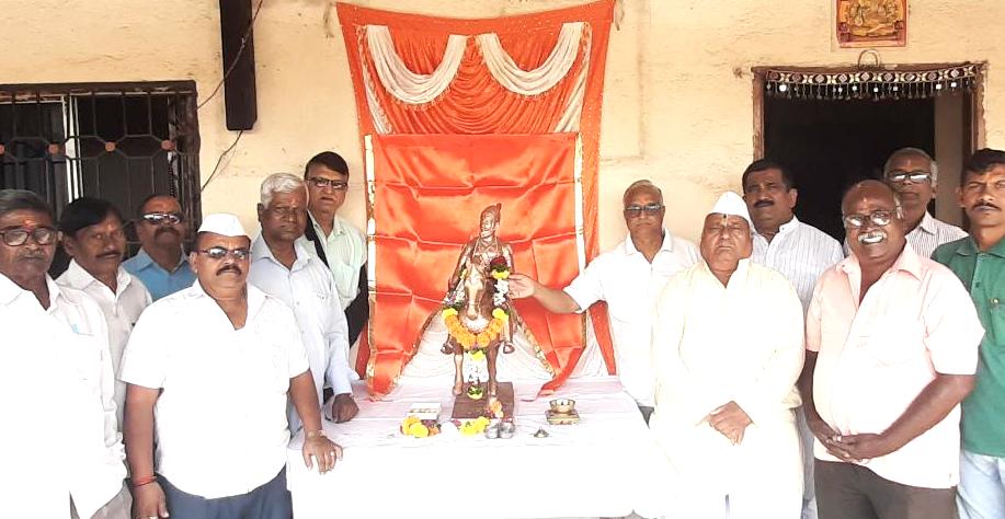 स्व. राजीव गांधी प्रतिष्ठान च्या वतीने छत्रपती शिवाजी महाराजांची जयंती साजरी...
