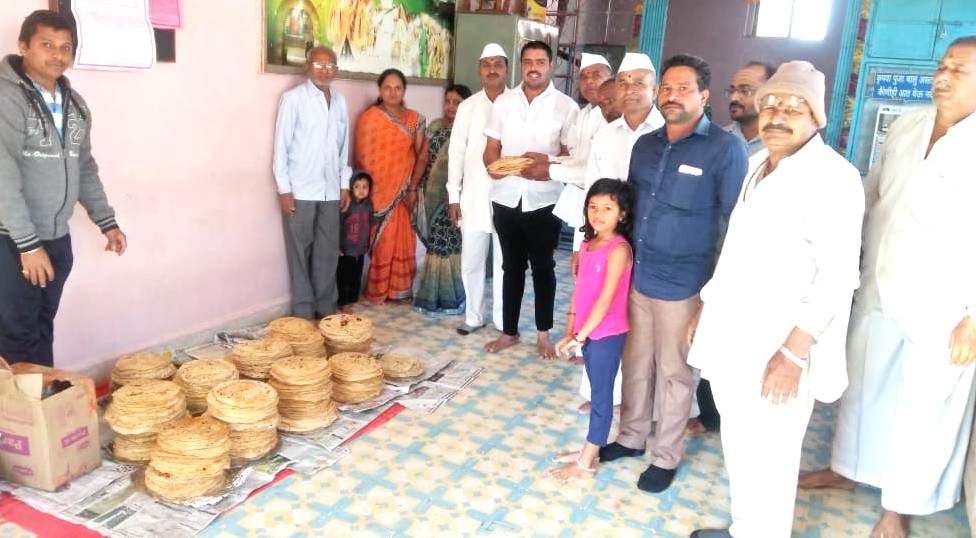 कुदळवाडीतील ग्रामस्थांनी आळंदीतील भाविकांसाठी बनविल्या एक लाख चपात्या...