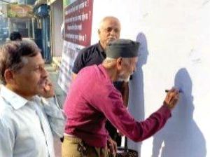 पवना नदीतील जलपर्णी तसेच फेरीवाल्यांवर कारवाईसाठी चिंचवडगावात स्वाक्षरी मोहीम...