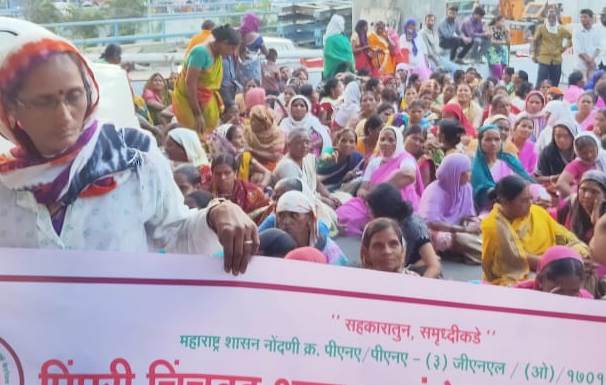 महापालिकेच्या यांत्रिकीकरणाच्या विरोधात विरोधकांसह सफाई कामगारांचा महापालिकेसमोर ठिय्या...