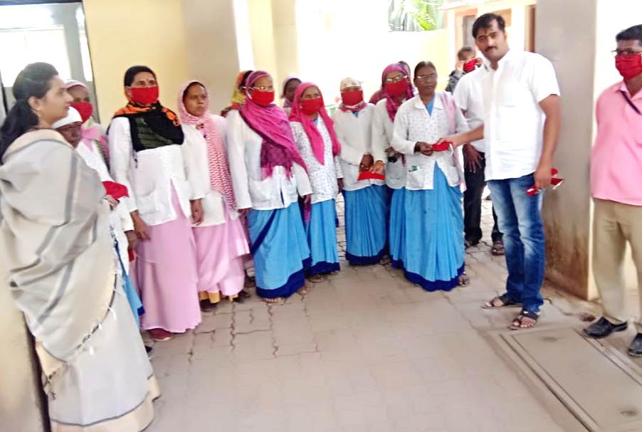 सामाजिक कार्यकर्ते चंद्रकांत तापकीर यांचे तापकीरनगर येथे मोफत मास्क वाटप...