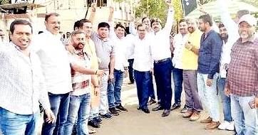 पिंपरी कोर्टाबाहेर भाजपच्या कार्यकर्त्यांचा जल्लोष...