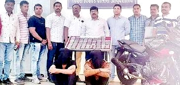 सराईत चोरट्यांकडून पोलिसांनी एक दुचाकी आणि २७ मोबाईल फोन केले जप्त...