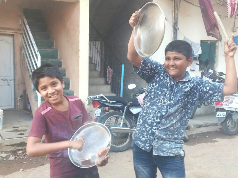 शहरात 'गो कोरोना' च्या घोषणांनी दुमदुमला थाळ्यांचा आवाज....