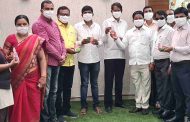 करोना विषाणूपासून प्रादुर्भाव टाळण्यासाठी अण्णासाहेब मगर बँकेत मास्क, साबण व सॅनीटायझरचे वाटप...