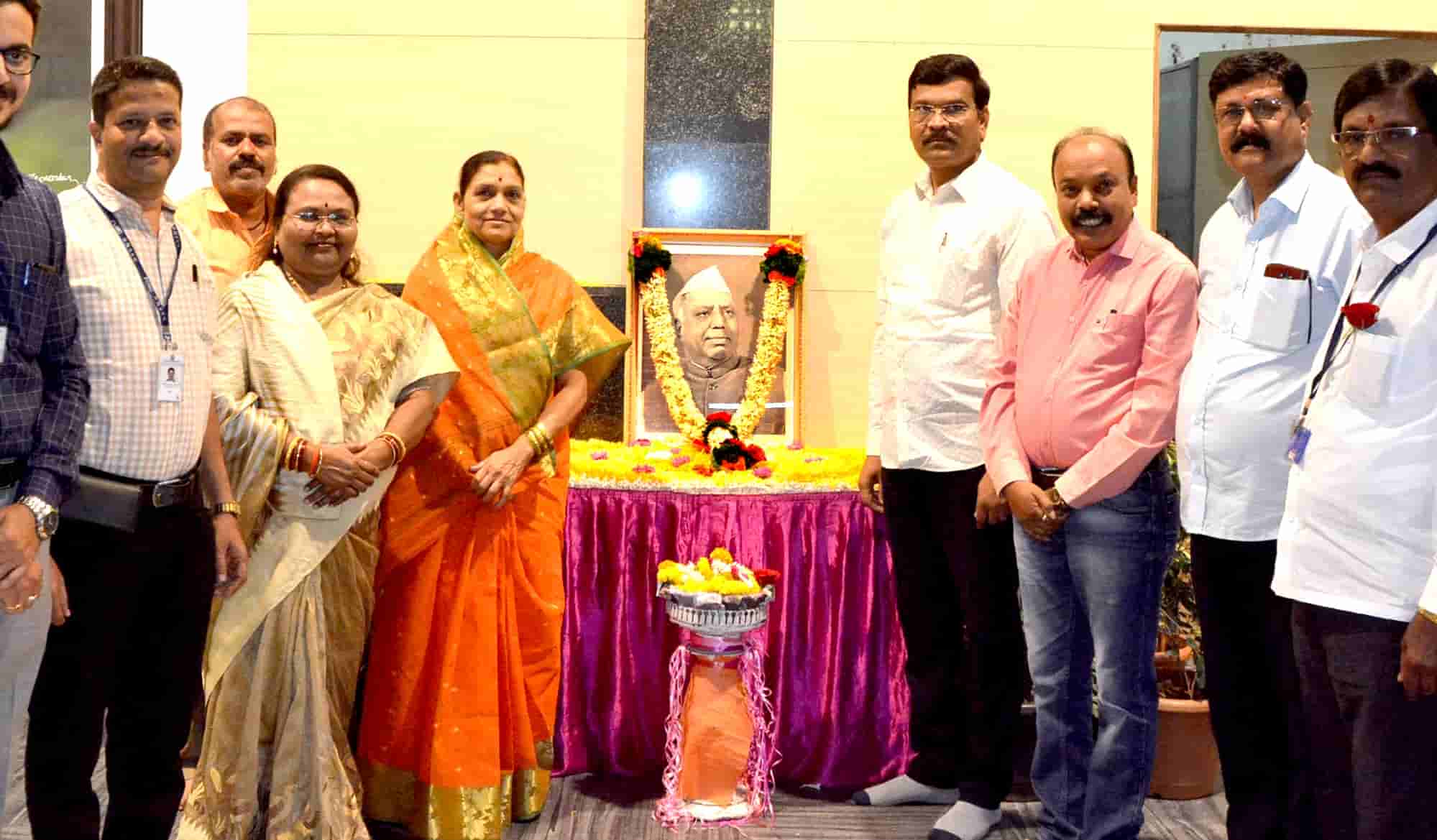 राज्याचे पहिले मुख्यमंत्री यशवंतराव चव्हाण यांना जयंतीनिमित्त महापालिकेचे अभिवादन...