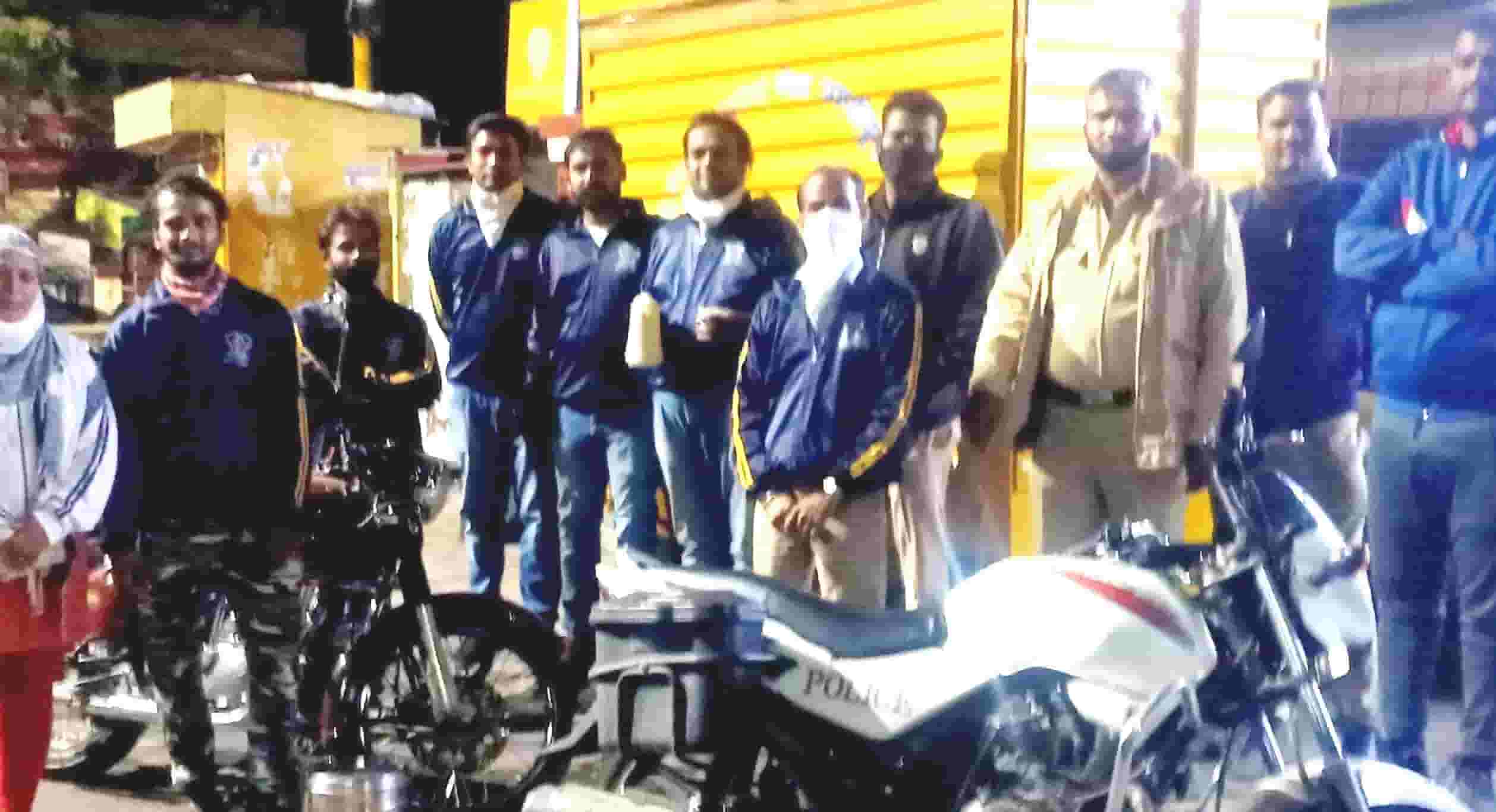 शहरातील गस्तीवरील पोलिसांना चहा आणि नाश्त्याची सेवा...