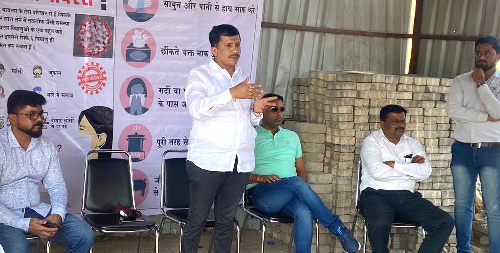 डॉ. संतोष बारणे यांनी बांधकाम मजुरांना केले मोफत मास्क व सॅनिटायझरचे वाटप...