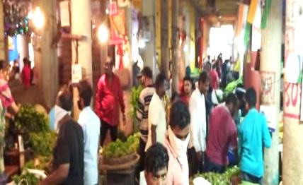 पोलिसांचा खाक्या न जुमानता संचारबंदीतही शहरातील भाजी मार्केट हाउसफुल...