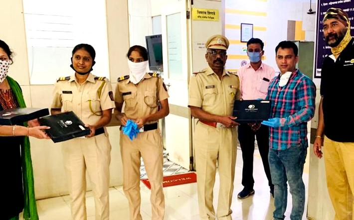 पोलीस बांधवांच्या मदतीसाठी नगरसेवक शैलेश मोरेंसह शहरातील स्वयंसेवकांचा पुढाकार...