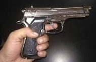 पिस्तूल खरी की खोटीच्या वादात गोळीबार होऊन उडवला मित्राचा खांदा...