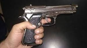पिस्तूल खरी की खोटीच्या वादात गोळीबार होऊन उडवला मित्राचा खांदा...
