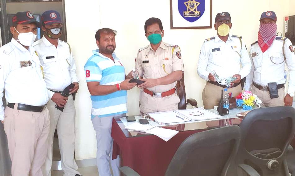 तळवडेत वाहतूक पोलिसांना जनसेवक पांडुरंग भालेकर यांच्या वतीने मास्क वाटप...