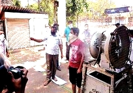 चिंचवडच्या रस्टन कॉलनी सोसायटीच्या प्रवेशद्वारावर सॅनिटायझर मशिन..