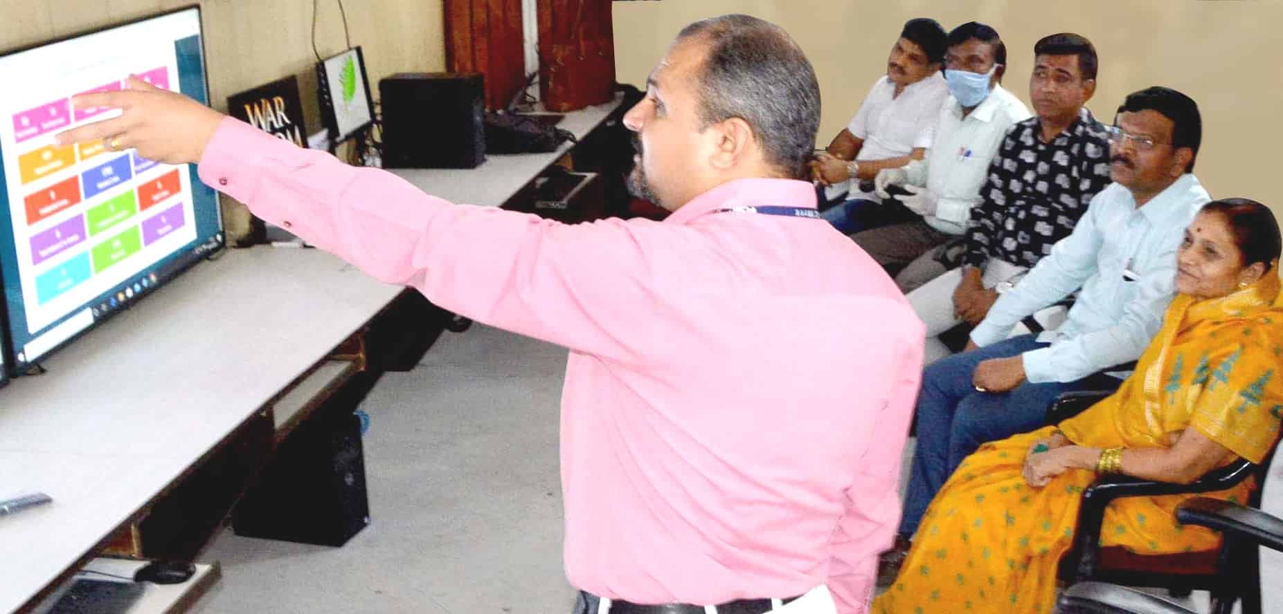 कोरोनाशी लढा देण्यासाठी महापालिकेची वार रूम सज्ज; महापौर, आयुक्तांकडून पाहणी...