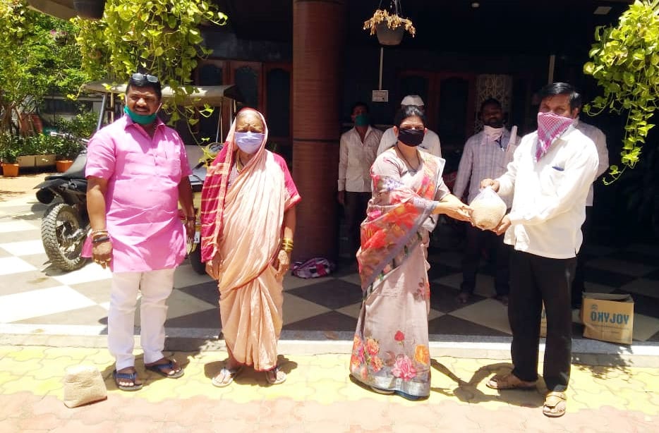 माजी विरोधी पक्षनेते दत्ता साने यांच्याकडून गरजूंना धान्य वाटप...