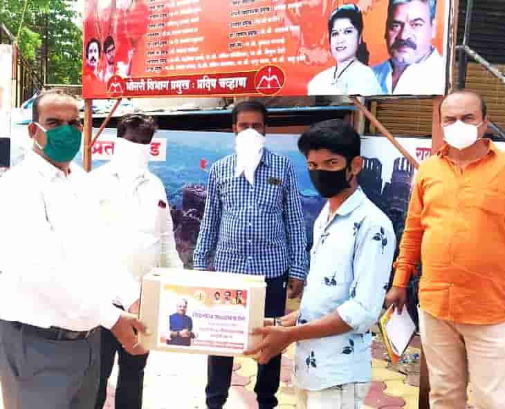 माजी खासदार आढळराव पाटील यांच्या वतीने नेहरूनगर, अजमेरा परिसरातील गरजूंना अन्नधान्याचे किट व मास्कचे वाटप...