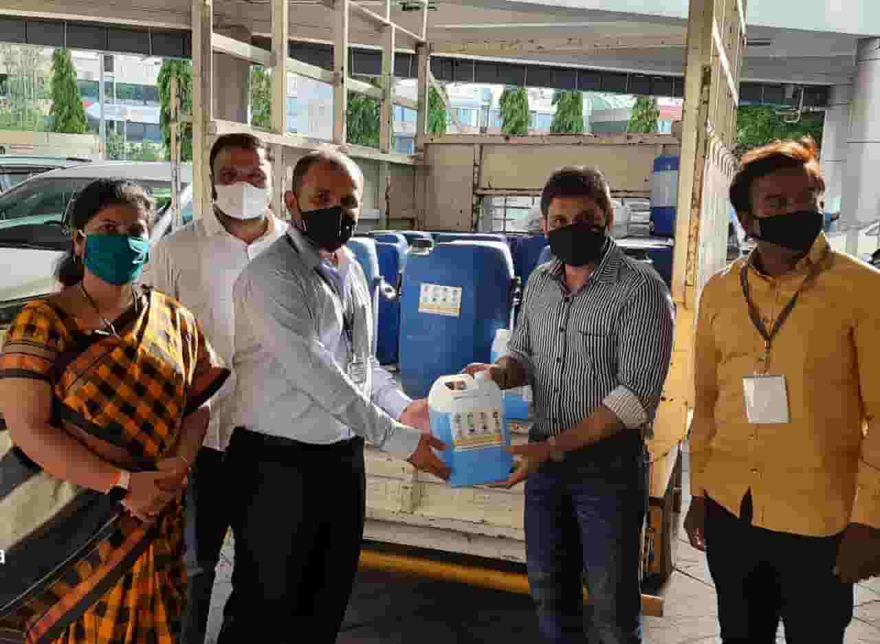 नगरविकासमंत्री एकनाथ शिंदेकडून महापालिकेस सोडीअम हायपोक्लोराईड आणि सॅनिटयझरचे वाटप...