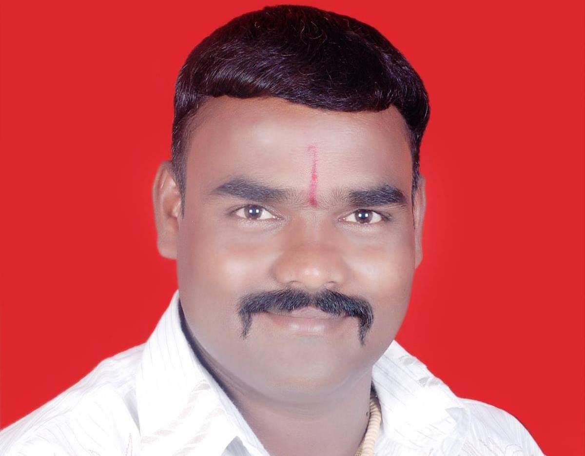 बोपख़ेलमध्ये पांडुरंग घुले पाटील यांची गरजूंना वडापावसह जीवनावश्यक वस्तूंची मदत... 