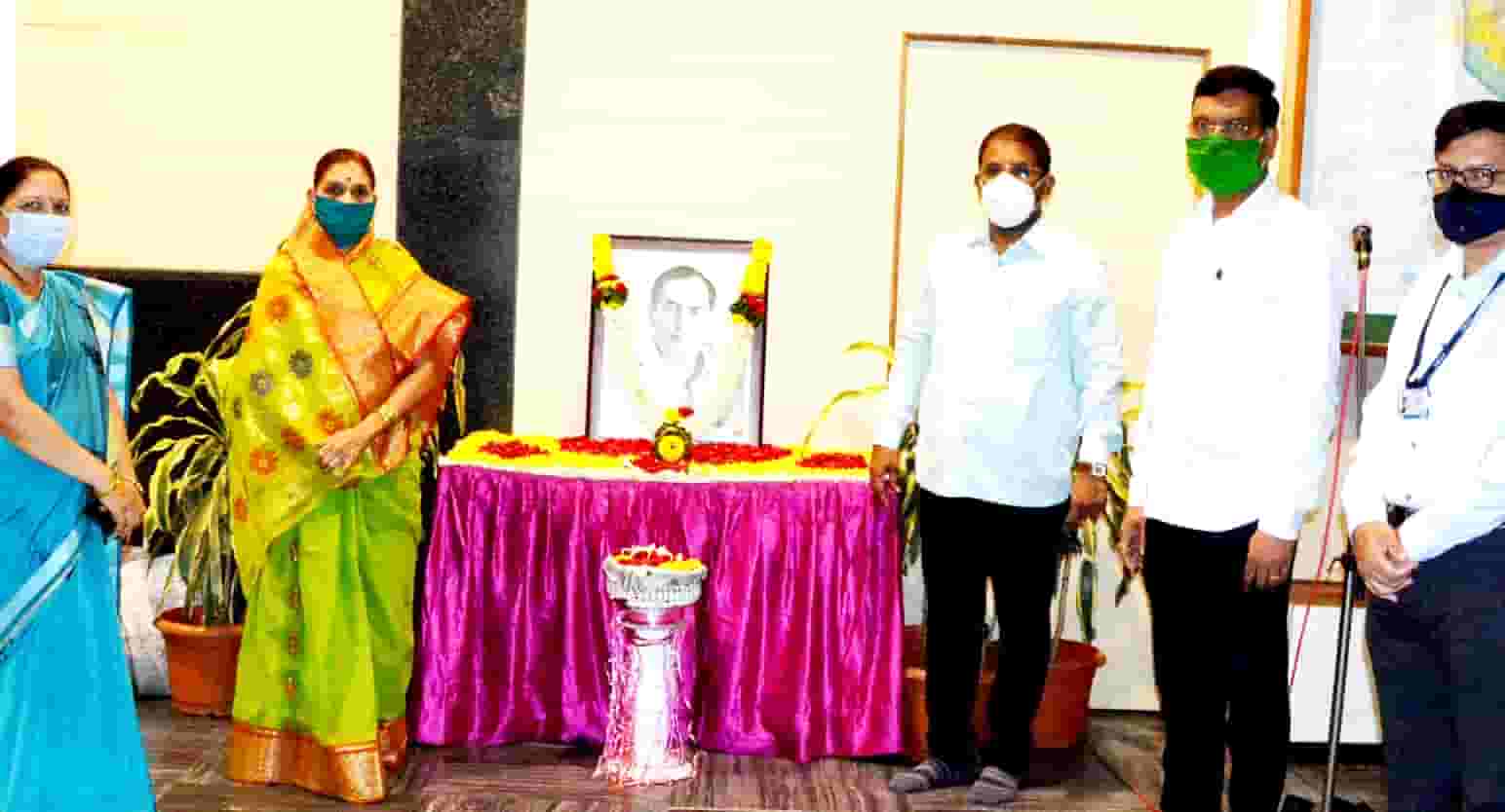 माजी पंतप्रधान भारतरत्न दिवंगत राजीव गांधी यांच्या पुण्यतिथीनिमित्त महापालिकेचे अभिवादन...