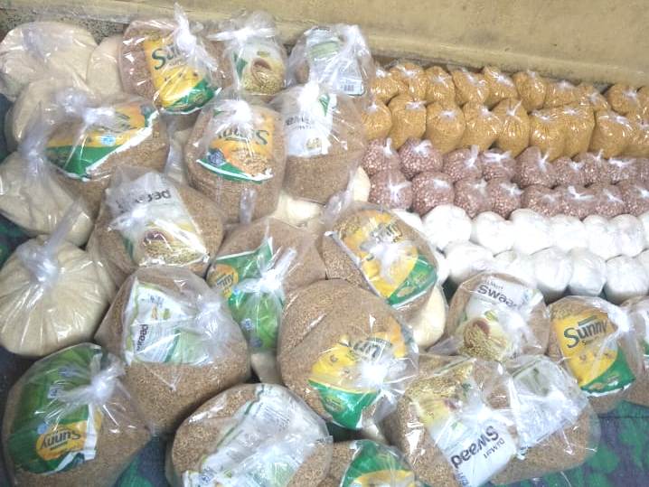 जनअधिकार संघटनेच्या वतीने गोरगरिबांना जीवनावश्यक वस्तूंचे वाटप...