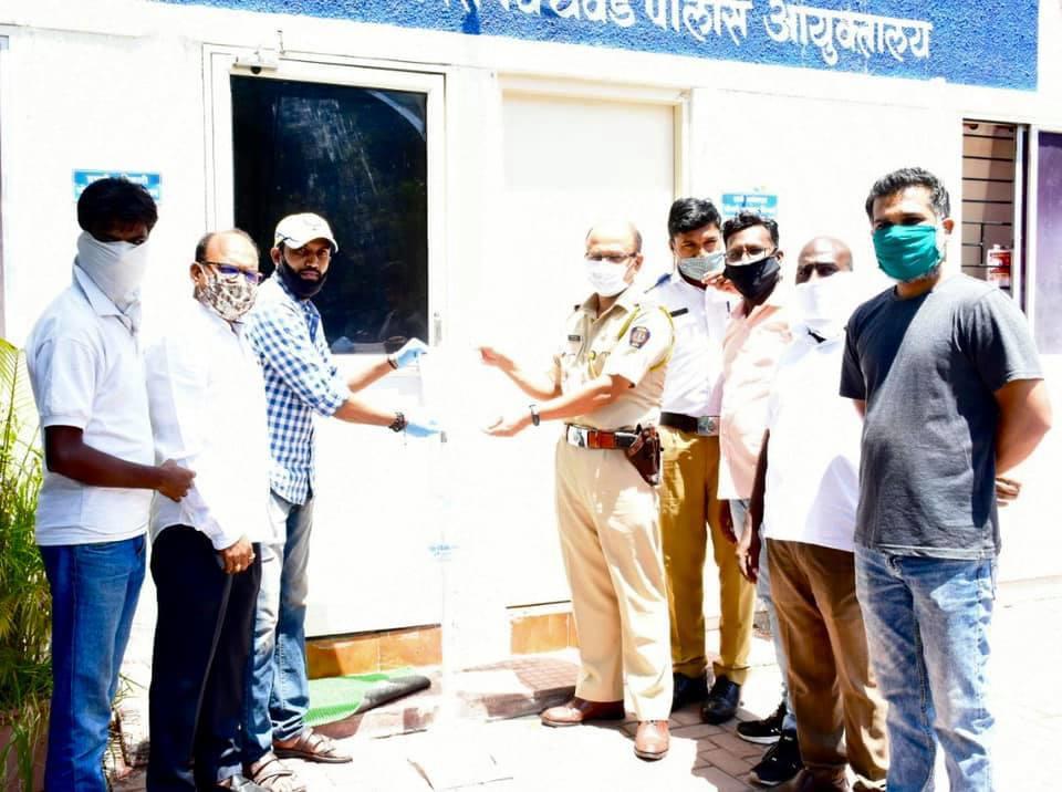 शहर मनसेकडून सांगवी पोलीस स्टेशन व भोसरी वाहतूक विभागास सॅनिटायझर स्टँडचे व सॅनिटीझरचे वाटप...