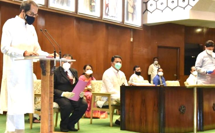मुख्यमंत्री उद्धव ठाकरेंसह आठ उमेदवारांनी घेतली आमदारकीची शपथ...