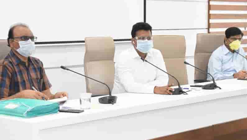 प्रयोगशाळांनी कोरोना सॅम्पल तपासणीची क्षमता वाढवावी - जिल्हाधिकारी नवल किशोर राम...
