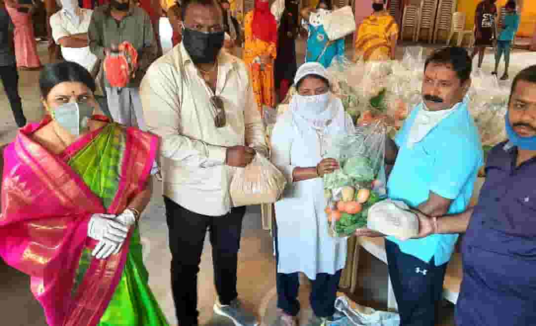 नगरसेविका सविता खुळेंकडून ७४० गरीब व गरजू नागरिकांना जीवनावश्यक वस्तूंची मदत...