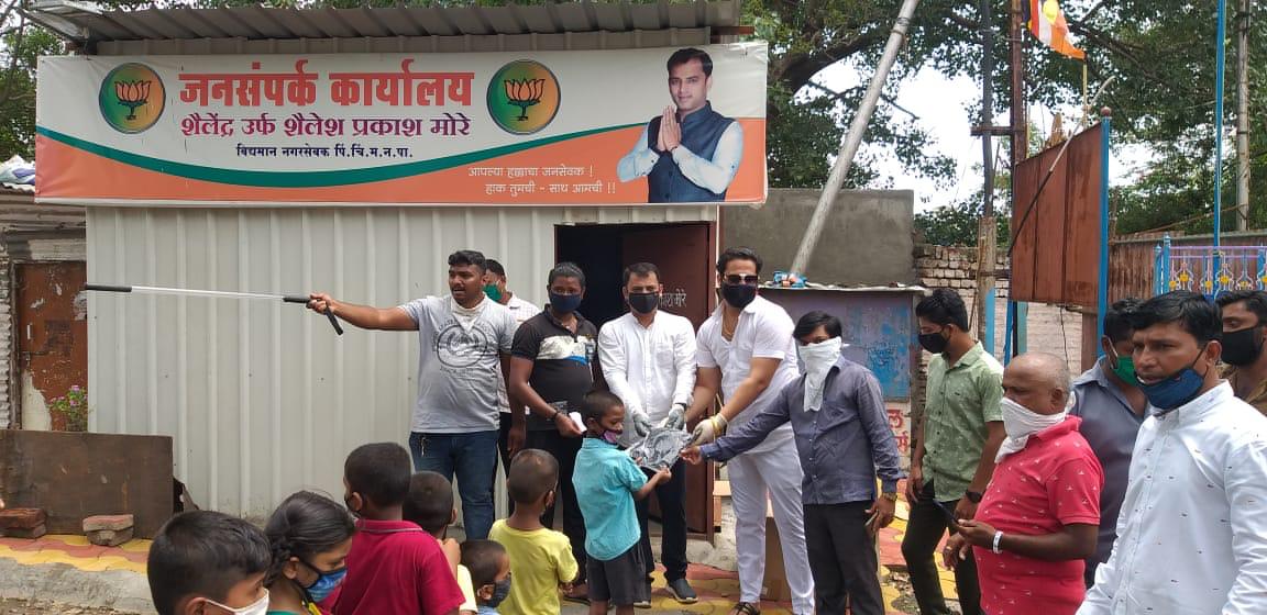आनंदनगरमध्ये स्थानिक नगरसेवकांच्या पुढाकाराने जिवनावश्यक वस्तुंचे वाटप...