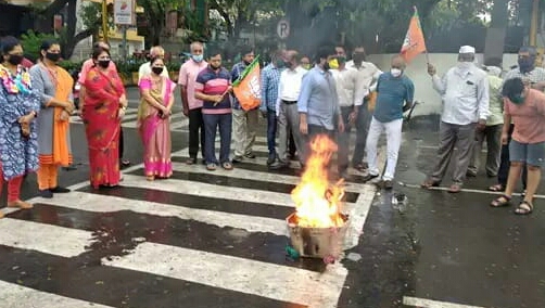 भाजपच्या निगडी-प्राधिकरण विभागाकडून भेळ चौकात चिनी वस्तुंची होळी...