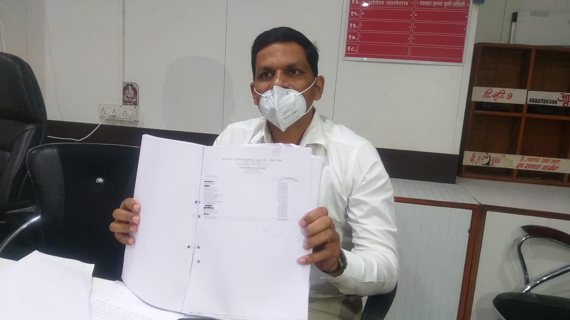 आयुक्तांचे पाठबळ असणा-या भ्रष्ट अधिका-यांवर कारवाई करा..