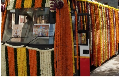 देहूनगरीतून लालपरीने संत तुकाराम महाराजांच्या पादुकांचे पंढरीकडे प्रस्थान...