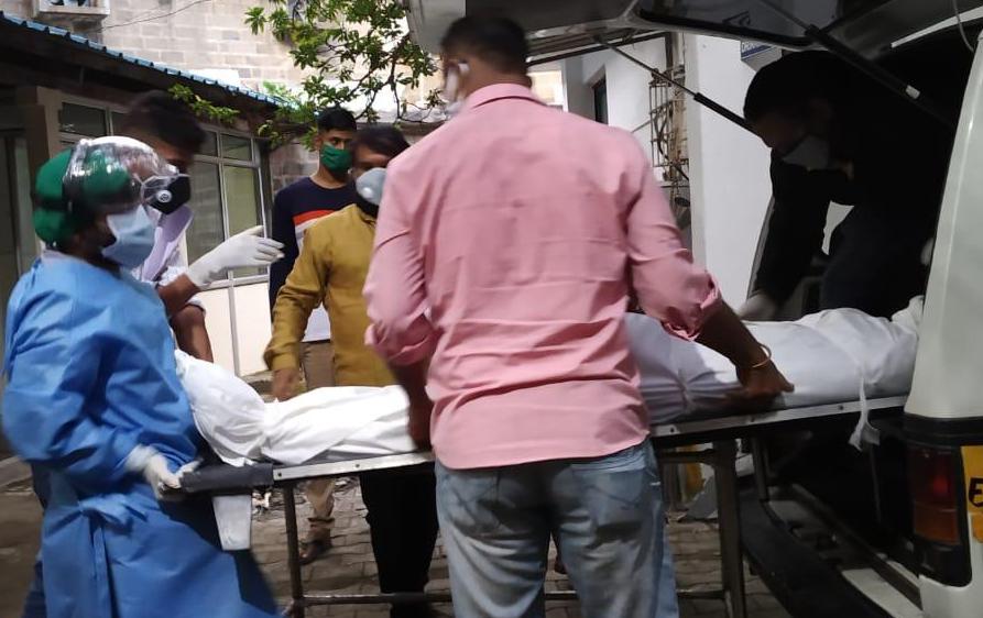 घरच्यांनी मृतदेह स्वीकारण्यास नकार दिलेल्या युवकावर शहर मनसे व मुस्लिम बांधवानी केले अंत्यसंस्कार...