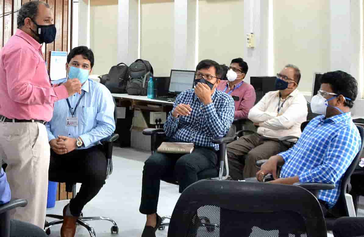 जिल्हाधिकारी नवल किशोर राम यांची पालिकेच्या कोविड सेंटरला भेट; परिस्थितीचा घेतला आढावा...