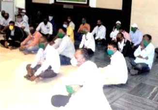 विविध मागण्यांसाठी पालिका भवनात कर्मचाऱ्यांचे ठिय्या आंदोलन...