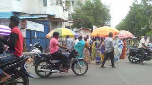 लॉकडाऊनच्या भीतीने किराणा, भाजीपाला तसेच दारू खरेदी करण्यासाठी नागरिकांची गर्दी...