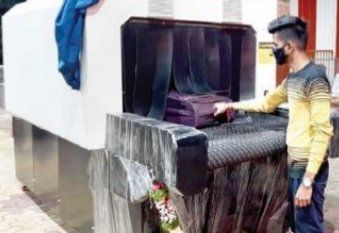 पुणे रेल्वेस्थानकाच्या प्रवेशद्वाराजवळ सॅनिटायझेशन मशीन